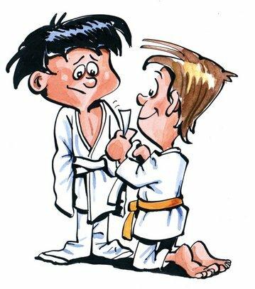 Zwei Kinder in Karateanzügen; einer bietet dem anderen stolz einen Gürtel an.