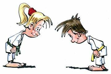 Zwei Cartoon-Kinder in Karateanzügen verbeugen sich voreinander, eines mit grünem und das andere mit gelbem Gürtel.