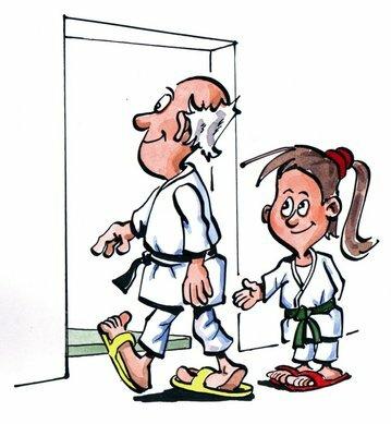 Ein älterer Mann in Karate-Gi geht mit einer jüngeren Karateka durch eine Tür. Beide tragen Sandalen.