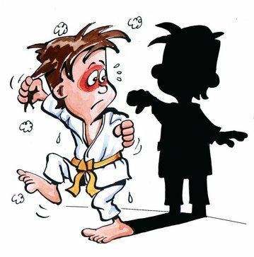 Ein besorgter Junge im Karateanzug steht schwitzend da, während sein Schatten drohend aussieht.