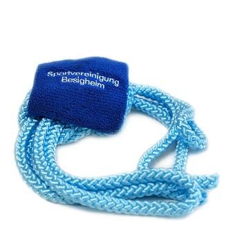 Blaues Stirnband mit dem Aufdruck &bdquo;Sportvereinigung Besigheim&ldquo; und geflochtenen B&auml;ndern.