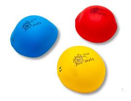 Drei bunte, weiche Bälle in Blau, Rot und Gelb auf weißem Hintergrund, mit einem Logo auf jeder Oberfläche.