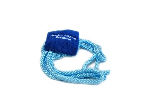 Blaues Stirnband mit dem Aufdruck „Sportvereinigung Besigheim“ und geflochtenen Bändern.