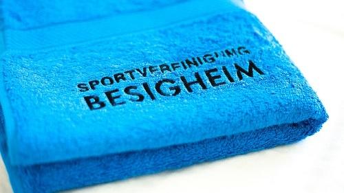 Blaues Handtuch mit dem Aufdruck &bdquo;Sportverlegung Besigheim&ldquo; auf einem wei&szlig;en Hintergrund.