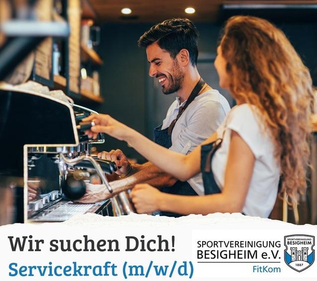 Zwei Personen arbeiten an einer Kaffeemaschine in einem Café, umgeben von weiteren Kaffeezubehör. Text über Stellenangebot.