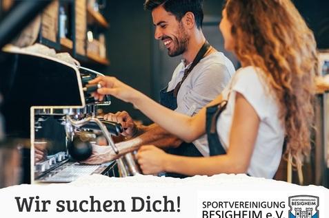 Zwei Personen arbeiten an einer Kaffeemaschine in einem Café, umgeben von weiteren Kaffeezubehör. Text über Stellenangebot.