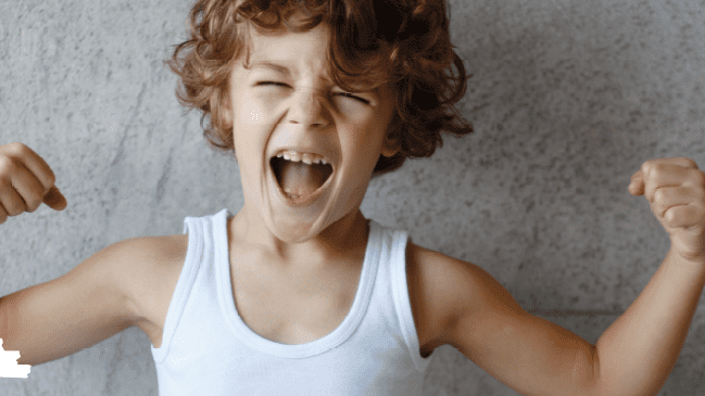 Junge in Unterhemd zeigt ausdrucksvoll seine Muskeln vor grauer Wand, mit Logo der Sportvereinigung Besigheim im Hintergrund.