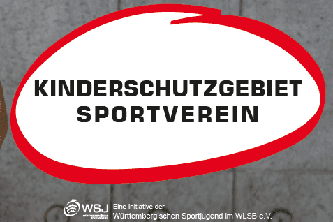Junge in Unterhemd zeigt ausdrucksvoll seine Muskeln vor grauer Wand, mit Logo der Sportvereinigung Besigheim im Hintergrund.