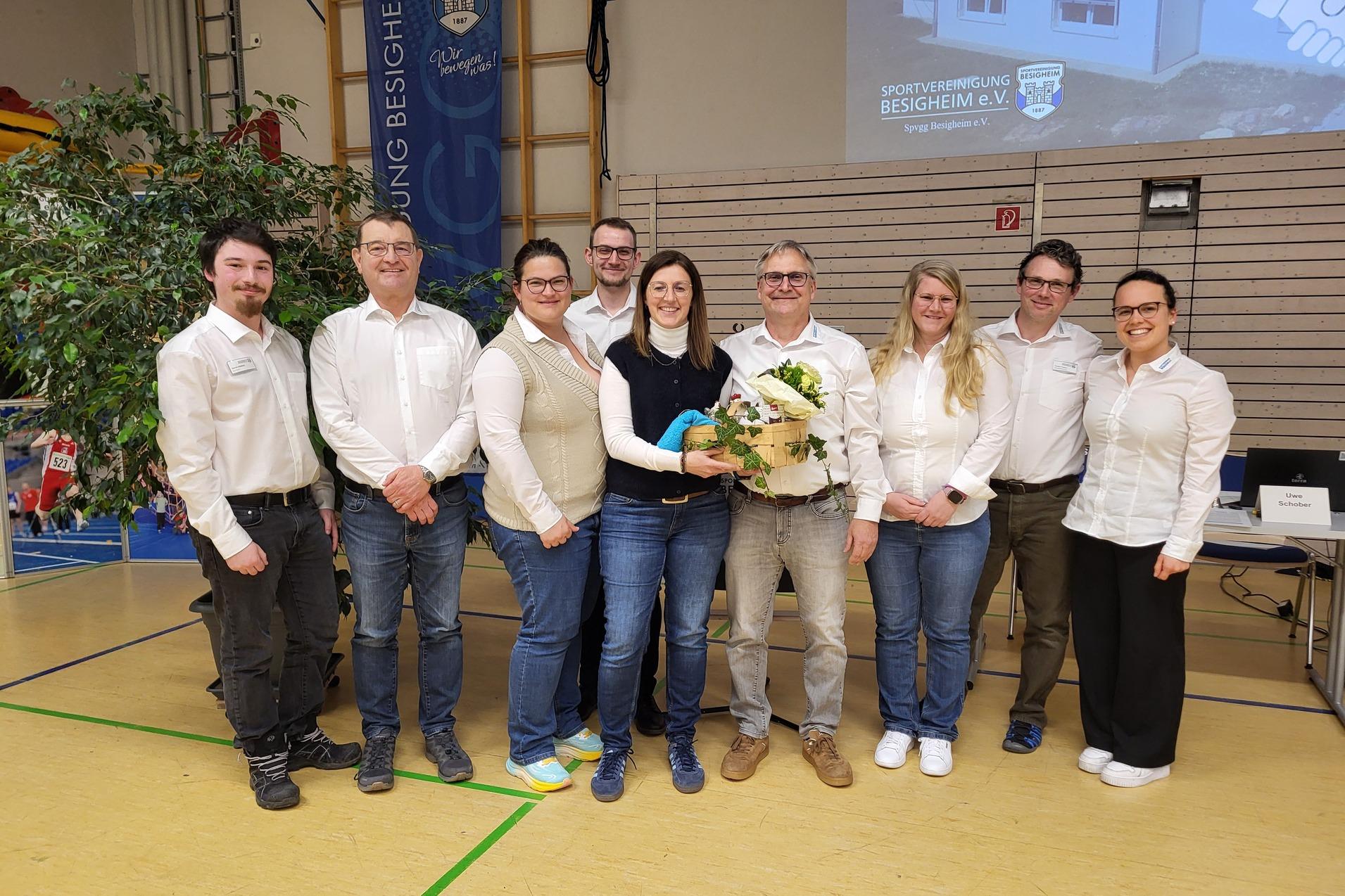 Gruppenbild mit Vorst&auml;nden, die die Verwaltungsleitung verabschieden