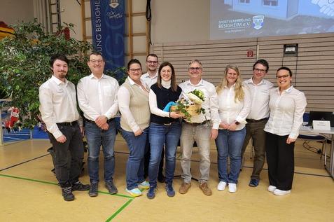 Gruppenbild mit Vorst&auml;nden, die die Verwaltungsleitung verabschieden